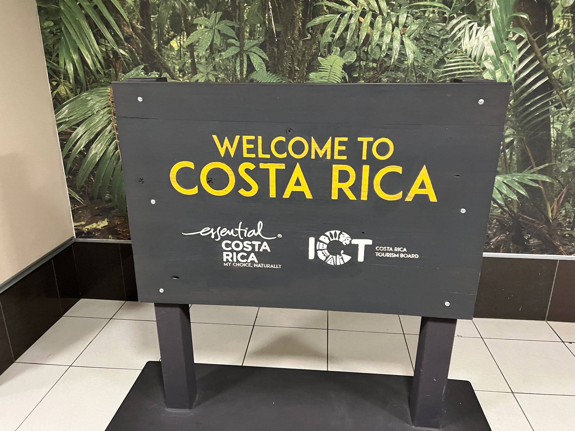 Welcome to Costa Rica sign